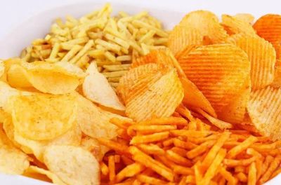 這6種常吃零食對(duì)身體危害大，孩子想吃也別縱容！